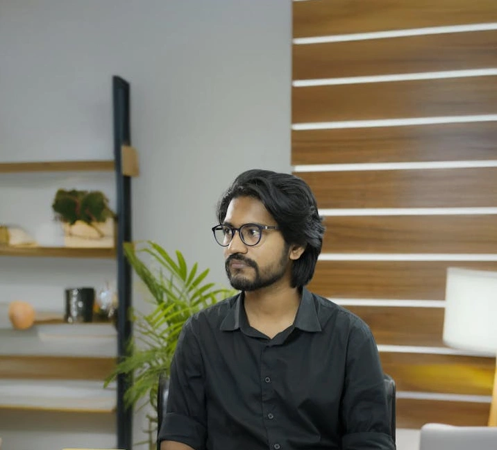 Ritratto professionale dell'autore dei corsi, in un ambiente di studio.